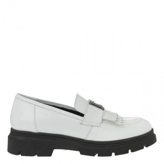 2000204404 Γυναικείο loafers mocassins χωστό λουστρίνι λευκό