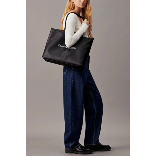 2000570402 Γυναικεία τσάντα calvin klein jeans τετράγωνη χεράκια μαύρη/πάγος