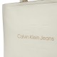 2000635003 Γυναικεία τσάντα calvin klein jeans τετράγωνη εκρού/μπέζ
